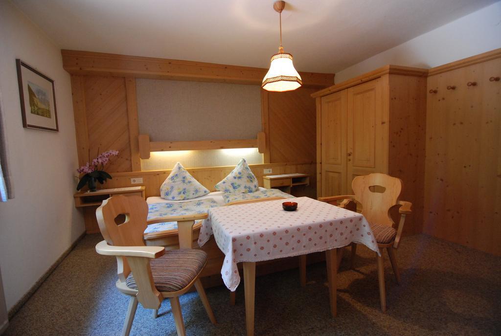 Ferienwohnung Pension Tirol Bichlbach Szoba fotó